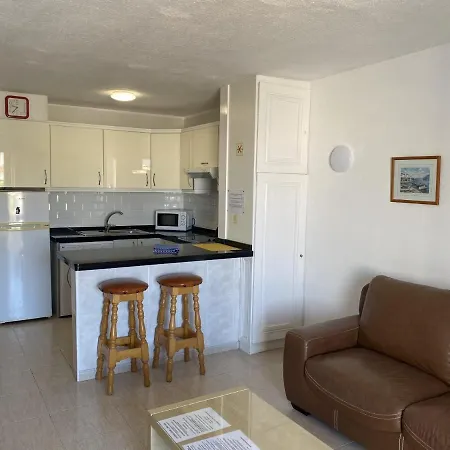 Lovely 1 Bed 5a1, Victoria Court 1, Cristianos, Tenerife Апартаменты *